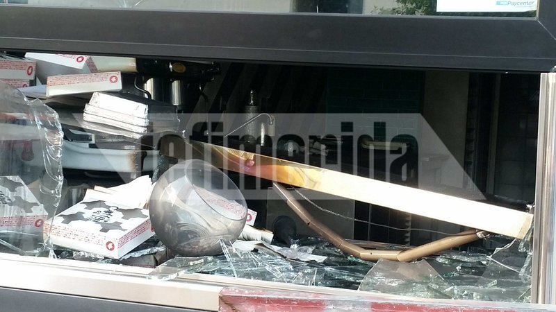 Περιστέρι: Το χάος που άφησαν πίσω τους οι ληστές -Εκλεψαν μέχρι και τις τυρόπιτες [εικόνες] | iefimerida.gr 1