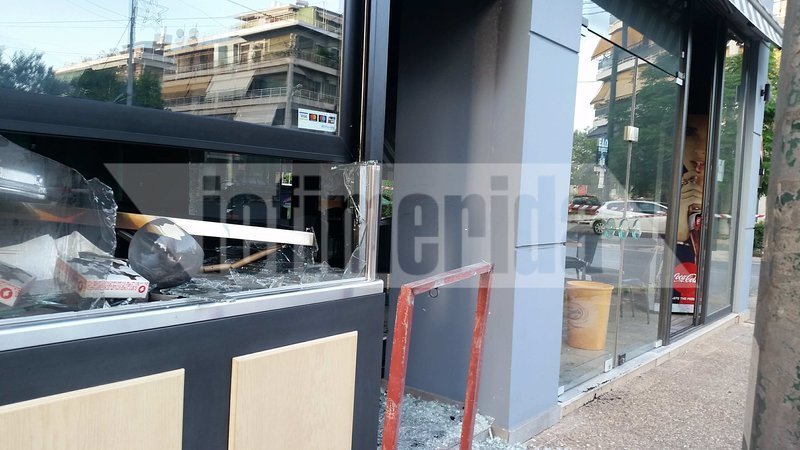 Περιστέρι: Το χάος που άφησαν πίσω τους οι ληστές -Εκλεψαν μέχρι και τις τυρόπιτες [εικόνες] | iefimerida.gr 0