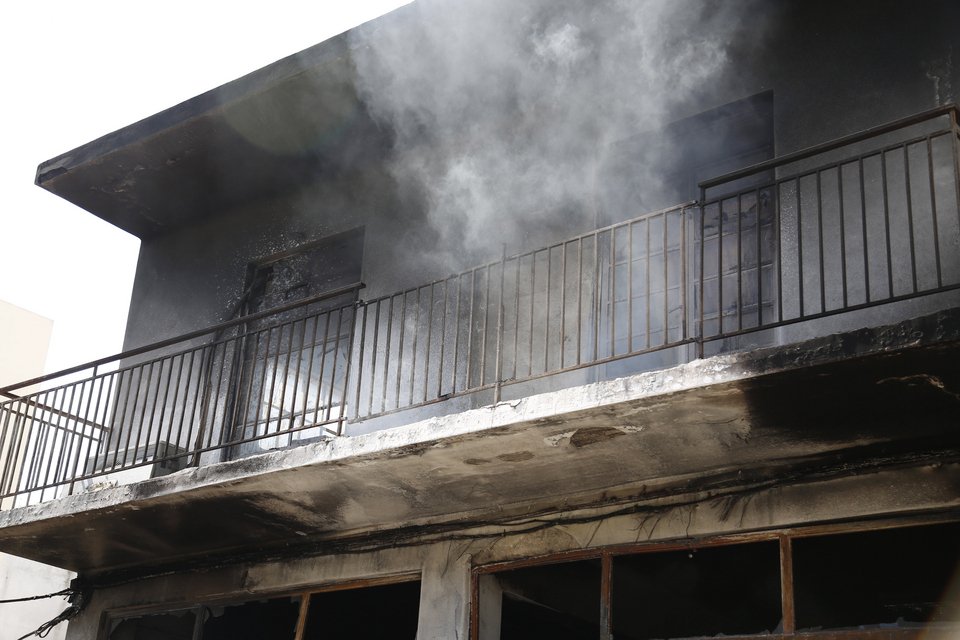 Μυστήριο με εμπρηστική επίθεση σε βιοτεχνία στο Περιστέρι [εικόνες] | iefimerida.gr 0