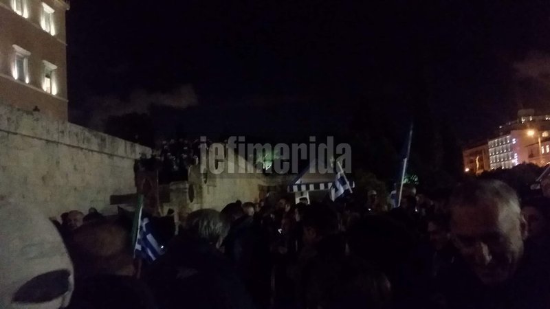 Κουκουλοφόροι μπροστά από τον Αγνωστο Στρατιώτη -Φόβοι για επεισόδια [εικόνες] | iefimerida.gr 0