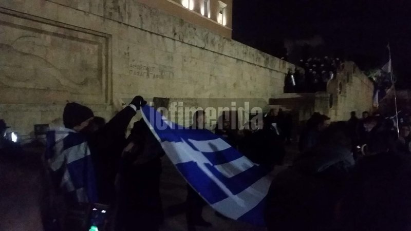Κουκουλοφόροι μπροστά από τον Αγνωστο Στρατιώτη -Φόβοι για επεισόδια [εικόνες] | iefimerida.gr 1