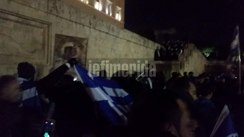 Κουκουλοφόροι μπροστά από τον Αγνωστο Στρατιώτη -Φόβοι για επεισόδια [εικόνες] | iefimerida.gr 2