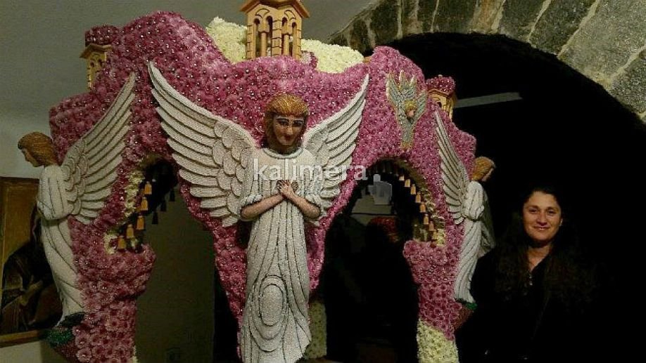 Ελληνική υπερβολή: Στολίζουν τον Επιτάφιο με 550.000 πέρλες, στην Τρίπολη [εικόνες] | iefimerida.gr 0