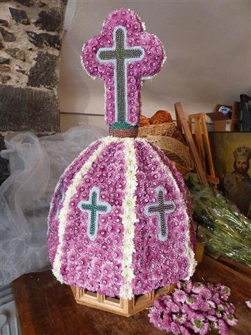 Ελληνική υπερβολή: Στολίζουν τον Επιτάφιο με 550.000 πέρλες, στην Τρίπολη [εικόνες] | iefimerida.gr 1