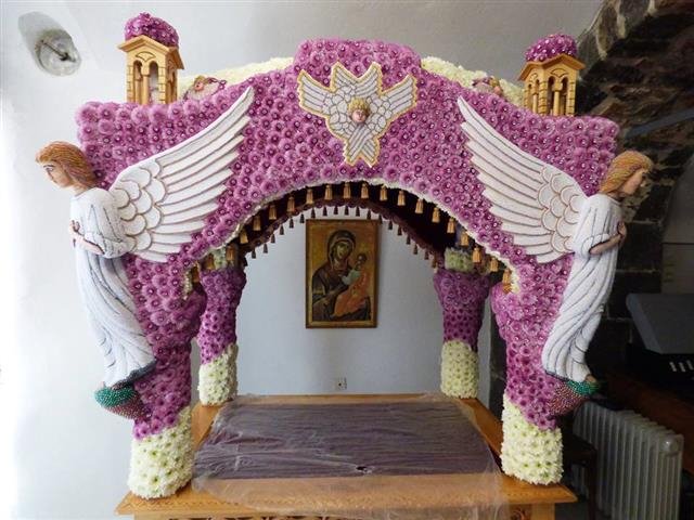 Ελληνική υπερβολή: Στολίζουν τον Επιτάφιο με 550.000 πέρλες, στην Τρίπολη [εικόνες] | iefimerida.gr 2