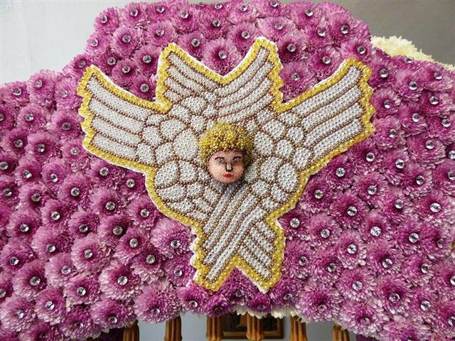 Ελληνική υπερβολή: Στολίζουν τον Επιτάφιο με 550.000 πέρλες, στην Τρίπολη [εικόνες] | iefimerida.gr 3