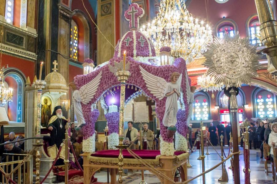 Ελληνική υπερβολή: Στολίζουν τον Επιτάφιο με 550.000 πέρλες, στην Τρίπολη [εικόνες] | iefimerida.gr 4