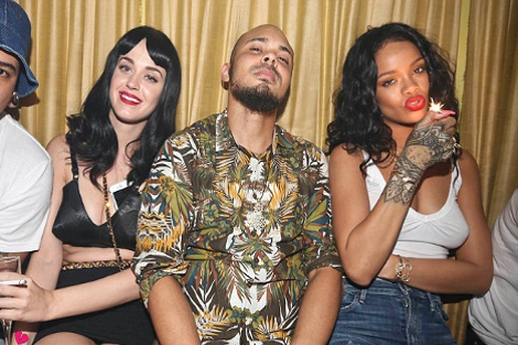 Τραγουδίστρια έκανε το σουτιέν της θήκη κινητού [εικόνες] | iefimerida.gr 0