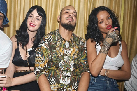 Τραγουδίστρια έκανε το σουτιέν της θήκη κινητού [εικόνες] | iefimerida.gr 1