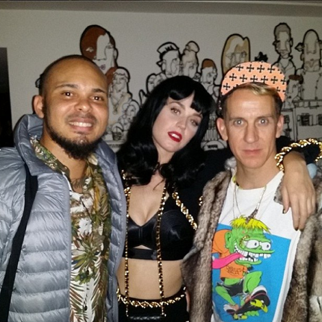 Τραγουδίστρια έκανε το σουτιέν της θήκη κινητού [εικόνες] | iefimerida.gr 2