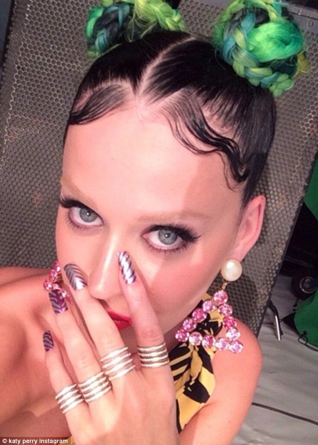 Οι τρίχες είναι ντεμοντέ -Από την Μάιλι Σάιρους στην Κέιτι Πέρι, η νέα τάση της μόδας θέλει αόρατα φρύδια [εικόνες] | iefimerida.gr 5