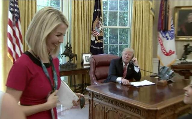 Ο Τραμπ φλέρταρε με ρεπόρτερ ενώ μιλούσε στο τηλέφωνο με τον Ιρλανδό πρωθυπουργό [βίντεο]  | iefimerida.gr 0