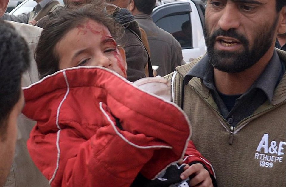 Παγκόσμιο σοκ: Πάνω από 140 νεκροί, οι περισσότεροι μαθητές, από την επίθεση των Ταλιμπάν σε σχολείο του Πακιστάν - Εικόνες φρίκης | iefimerida.gr 1