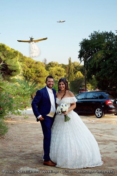 Δεν είναι photoshop: Νιόπαντροι στην Κεφαλονιά έβγαλαν γαμήλιες φωτογραφίες με το πετζετέλ από πάνω τους [εικόνες] | iefimerida.gr 0