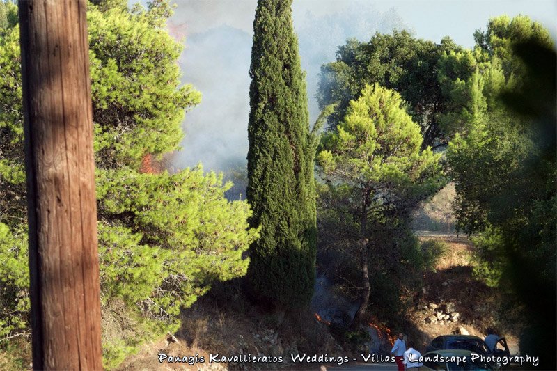 Δεν είναι photoshop: Νιόπαντροι στην Κεφαλονιά έβγαλαν γαμήλιες φωτογραφίες με το πετζετέλ από πάνω τους [εικόνες] | iefimerida.gr 1