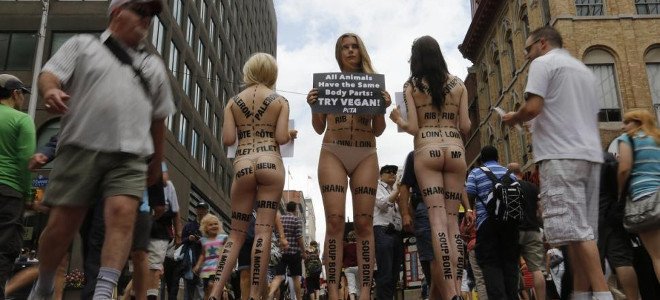 Ακτιβίστριες της PETA σκανδάλισαν με τα γυμνά σώματά τους  -Διαμαρτυρήθηκαν για την κρεατοφαγία [εικόνες] | iefimerida.gr 2