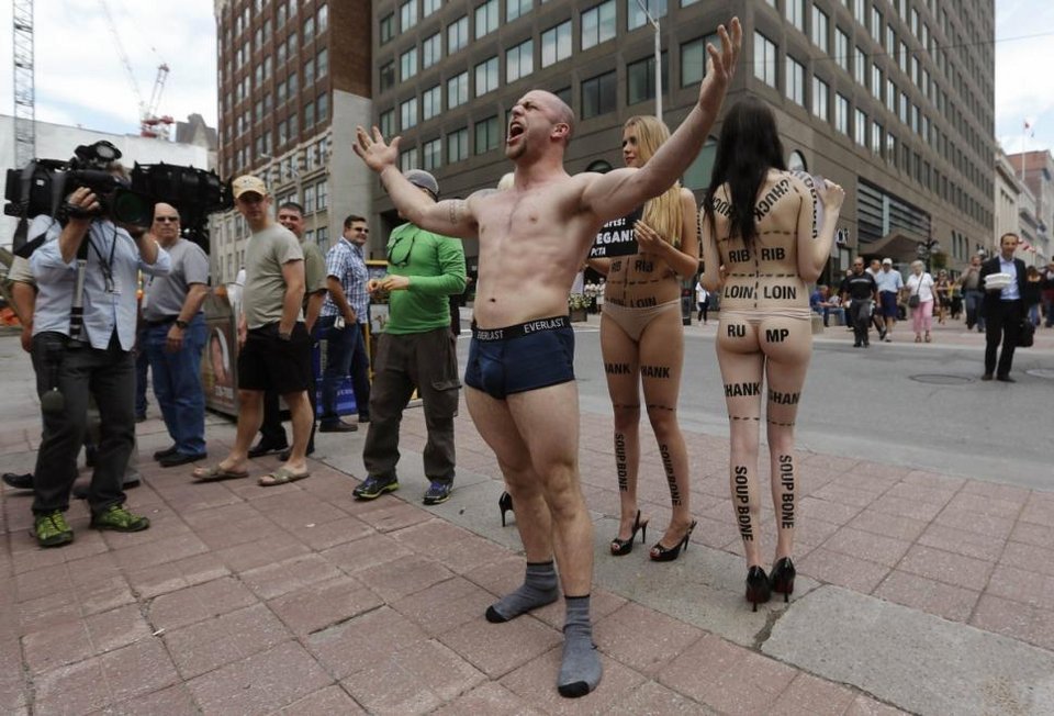 Ακτιβίστριες της PETA σκανδάλισαν με τα γυμνά σώματά τους  -Διαμαρτυρήθηκαν για την κρεατοφαγία [εικόνες] | iefimerida.gr 0