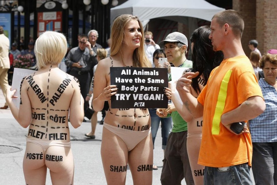 Ακτιβίστριες της PETA σκανδάλισαν με τα γυμνά σώματά τους  -Διαμαρτυρήθηκαν για την κρεατοφαγία [εικόνες] | iefimerida.gr 1