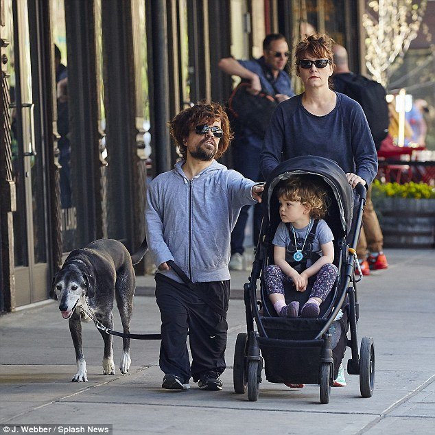 Ο νάνος του Game of Thrones φτύνει την τσίχλα στο στόμα της γυναίκας του για το Emmy [βίντεο] | iefimerida.gr 6