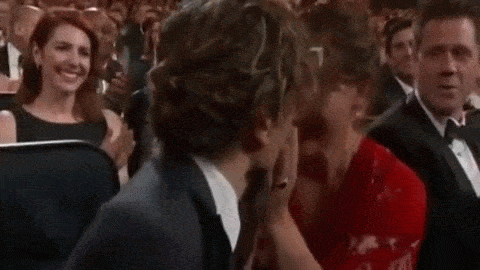 Ο νάνος του Game of Thrones φτύνει την τσίχλα στο στόμα της γυναίκας του για το Emmy [βίντεο] | iefimerida.gr 0