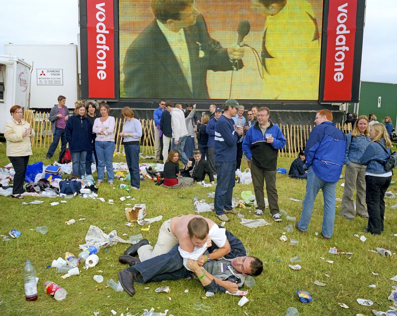 Βρετανοί «βουτηγμένοι» στο αλκοόλ -Φωτογράφος απαθανατίζει τη «χώρα των μεθυσμένων» [εικόνες] | iefimerida.gr 9