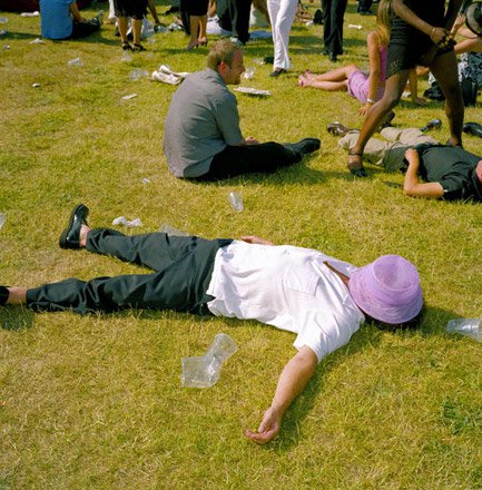 Βρετανοί «βουτηγμένοι» στο αλκοόλ -Φωτογράφος απαθανατίζει τη «χώρα των μεθυσμένων» [εικόνες] | iefimerida.gr 11