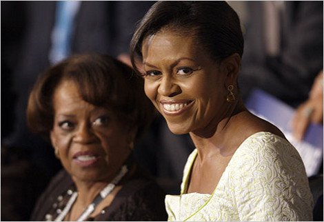 Ο Μπαράκ Ομπάμα μένει μαζί με την πεθερά του στο Λευκό Οίκο -Η κυρία Ρόμπινσον μπαίνει πάντα ανάμεσα στο ζευγάρι, στο σπίτι, στο γήπεδο, στις βόλτες [εικόνες] | iefimerida.gr 0