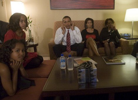 Ο Μπαράκ Ομπάμα μένει μαζί με την πεθερά του στο Λευκό Οίκο -Η κυρία Ρόμπινσον μπαίνει πάντα ανάμεσα στο ζευγάρι, στο σπίτι, στο γήπεδο, στις βόλτες [εικόνες] | iefimerida.gr 9