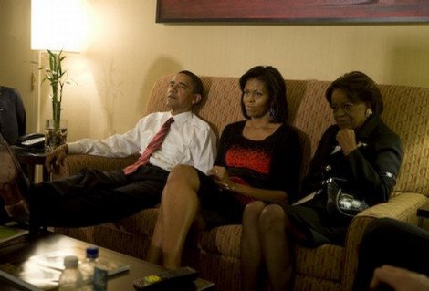 Ο Μπαράκ Ομπάμα μένει μαζί με την πεθερά του στο Λευκό Οίκο -Η κυρία Ρόμπινσον μπαίνει πάντα ανάμεσα στο ζευγάρι, στο σπίτι, στο γήπεδο, στις βόλτες [εικόνες] | iefimerida.gr 10