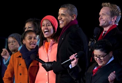 Ο Μπαράκ Ομπάμα μένει μαζί με την πεθερά του στο Λευκό Οίκο -Η κυρία Ρόμπινσον μπαίνει πάντα ανάμεσα στο ζευγάρι, στο σπίτι, στο γήπεδο, στις βόλτες [εικόνες] | iefimerida.gr 13