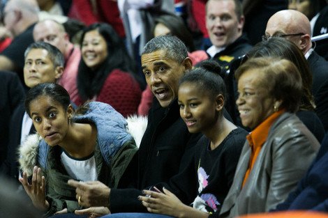 Ο Μπαράκ Ομπάμα μένει μαζί με την πεθερά του στο Λευκό Οίκο -Η κυρία Ρόμπινσον μπαίνει πάντα ανάμεσα στο ζευγάρι, στο σπίτι, στο γήπεδο, στις βόλτες [εικόνες] | iefimerida.gr 14