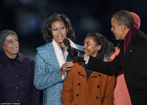 Ο Μπαράκ Ομπάμα μένει μαζί με την πεθερά του στο Λευκό Οίκο -Η κυρία Ρόμπινσον μπαίνει πάντα ανάμεσα στο ζευγάρι, στο σπίτι, στο γήπεδο, στις βόλτες [εικόνες] | iefimerida.gr 15