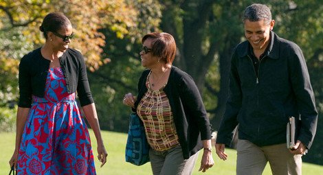 Ο Μπαράκ Ομπάμα μένει μαζί με την πεθερά του στο Λευκό Οίκο -Η κυρία Ρόμπινσον μπαίνει πάντα ανάμεσα στο ζευγάρι, στο σπίτι, στο γήπεδο, στις βόλτες [εικόνες] | iefimerida.gr 17