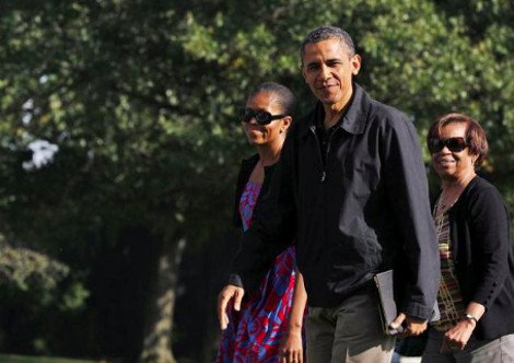 Ο Μπαράκ Ομπάμα μένει μαζί με την πεθερά του στο Λευκό Οίκο -Η κυρία Ρόμπινσον μπαίνει πάντα ανάμεσα στο ζευγάρι, στο σπίτι, στο γήπεδο, στις βόλτες [εικόνες] | iefimerida.gr 18
