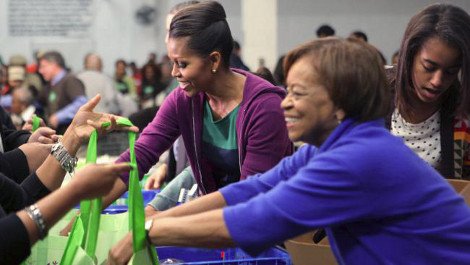 Ο Μπαράκ Ομπάμα μένει μαζί με την πεθερά του στο Λευκό Οίκο -Η κυρία Ρόμπινσον μπαίνει πάντα ανάμεσα στο ζευγάρι, στο σπίτι, στο γήπεδο, στις βόλτες [εικόνες] | iefimerida.gr 2