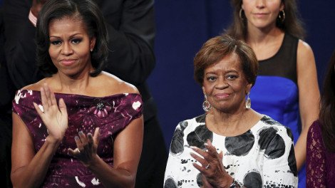 Ο Μπαράκ Ομπάμα μένει μαζί με την πεθερά του στο Λευκό Οίκο -Η κυρία Ρόμπινσον μπαίνει πάντα ανάμεσα στο ζευγάρι, στο σπίτι, στο γήπεδο, στις βόλτες [εικόνες] | iefimerida.gr 3