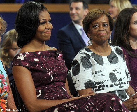 Ο Μπαράκ Ομπάμα μένει μαζί με την πεθερά του στο Λευκό Οίκο -Η κυρία Ρόμπινσον μπαίνει πάντα ανάμεσα στο ζευγάρι, στο σπίτι, στο γήπεδο, στις βόλτες [εικόνες] | iefimerida.gr 4