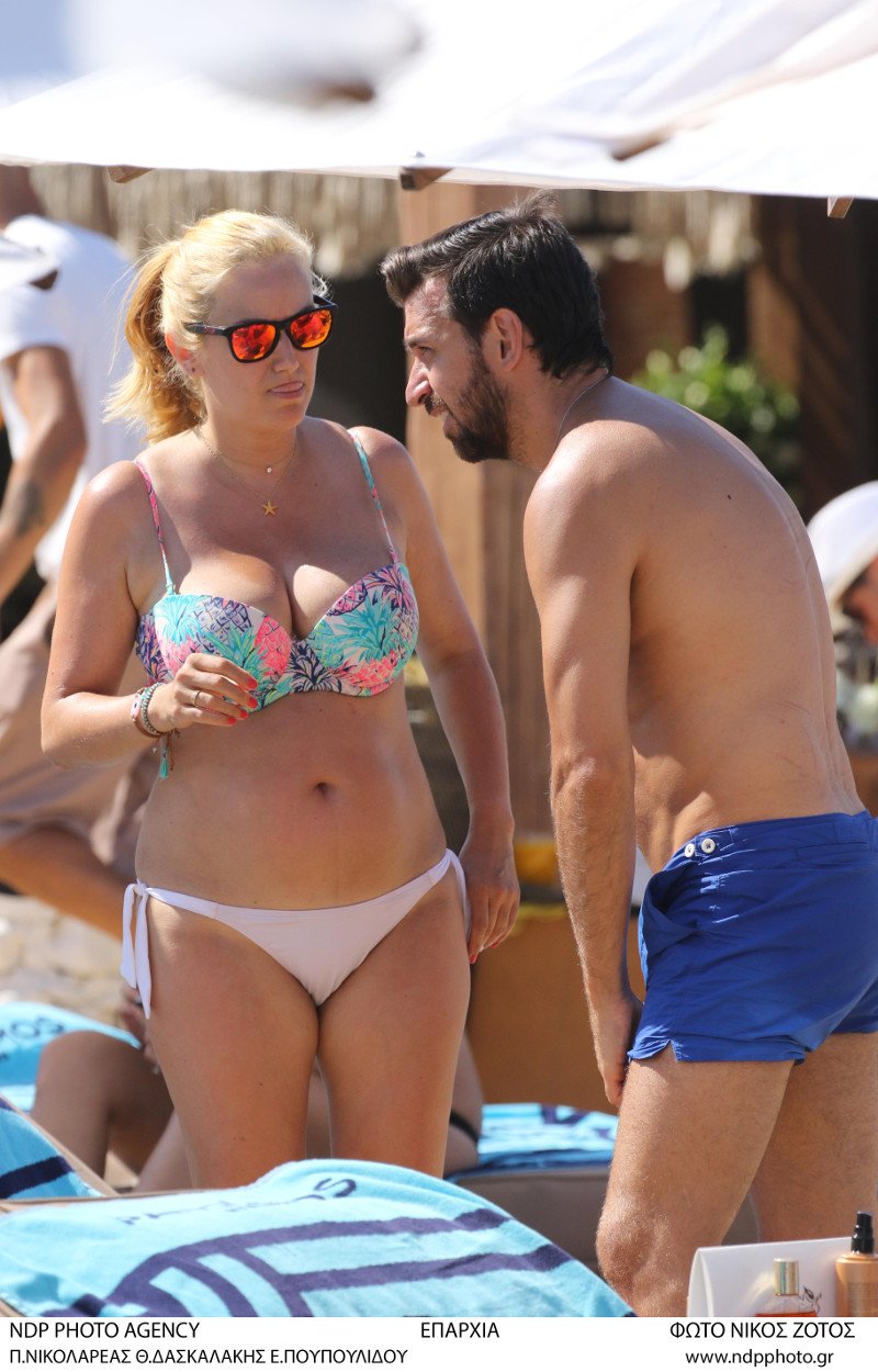 Θάνος Πετρέλης: Ρομαντικές διακοπές στη Μύκονο μόνο με τη σύζυγό του [εικόνες]  | iefimerida.gr 1