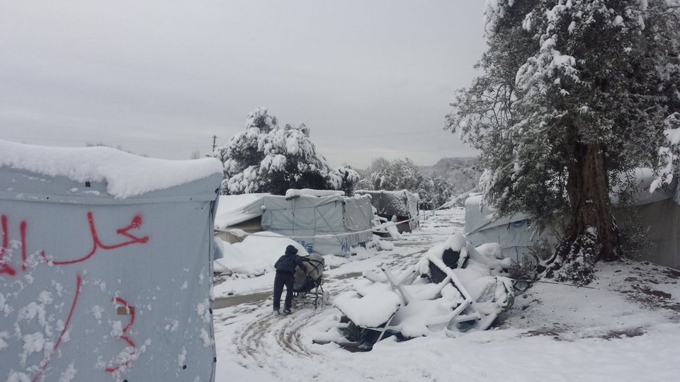 Το χιόνι βούλιαξε τις σκηνές των προσφύγων στην Πέτρα Ολύμπου -Συγκλονιστικές εικόνες | iefimerida.gr 3