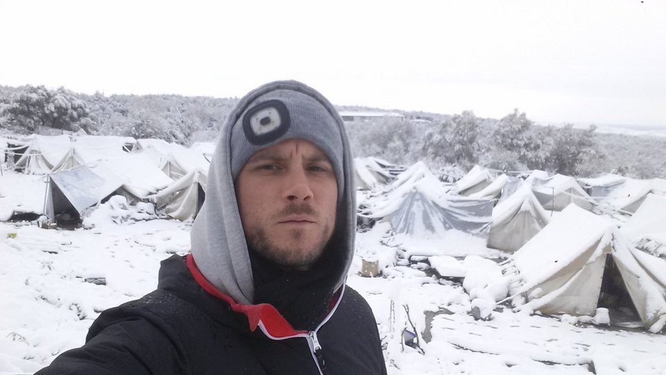 Το χιόνι βούλιαξε τις σκηνές των προσφύγων στην Πέτρα Ολύμπου -Συγκλονιστικές εικόνες | iefimerida.gr 1