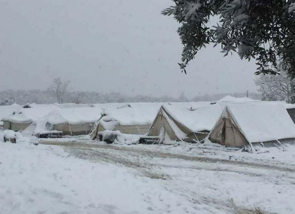 Το χιόνι βούλιαξε τις σκηνές των προσφύγων στην Πέτρα Ολύμπου -Συγκλονιστικές εικόνες | iefimerida.gr 0