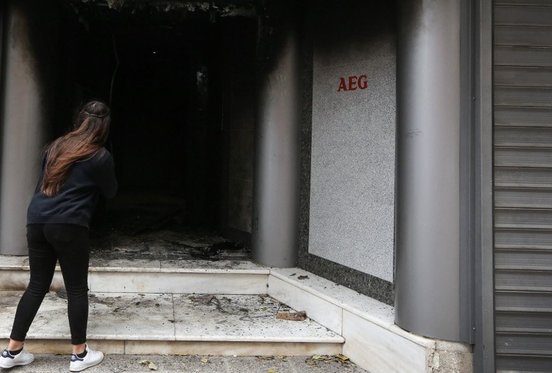 Eπίθεση με γκαζάκια σε εταιρία με ηλεκτρολογικό εξοπλισμό στα Πετράλωνα [εικόνες] | iefimerida.gr 0