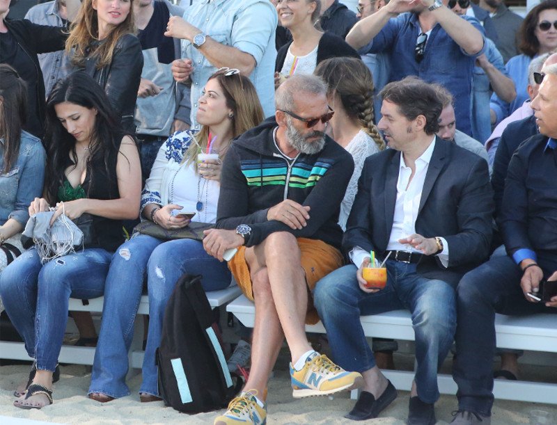 Αμπρόζιο και Ραφαέλι κόλασαν τη Μύκονο -Περπάτησαν στην αμμουδιά με τα ρούχα της Replay [εικόνες] | iefimerida.gr 1