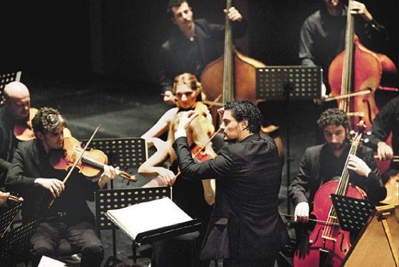 Εχει σαμπάνιες, έχει κρασί, νερό της Ανδρου μα και Vichy – Ενα «Πικ νικ» κανονικό πάρτι με οδηγό την Καμεράτα [βίντεο] | iefimerida.gr 1