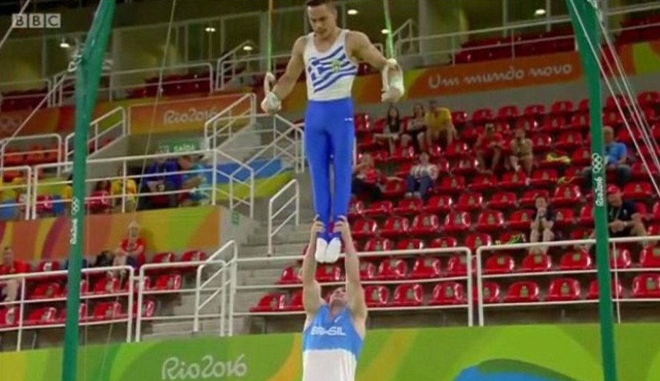 Νέο σοόυ Πετρούνια στο Ρίο: Ακροβατικά στους κρίκους με σταυροπόδι στον αέρα [βίντεο] | iefimerida.gr 1