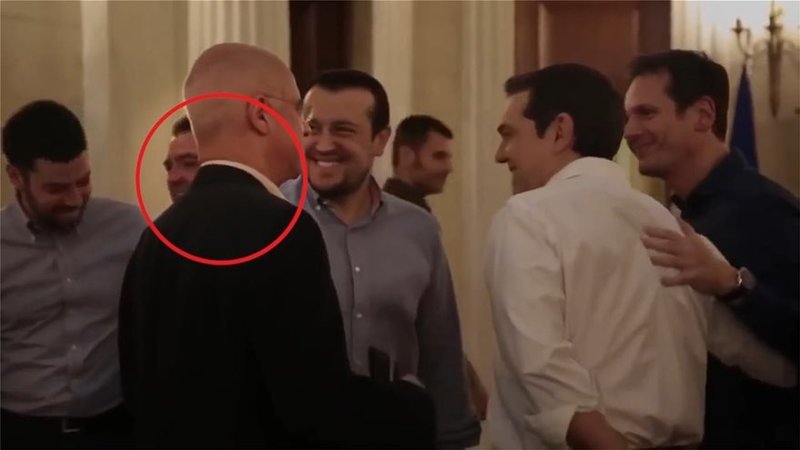 Αλέξης Τσίπρας, Νίκος Παππάς και Μανώλης Πετσίτης χαμογελαστοί στο Μέγαρο Μαξίμου