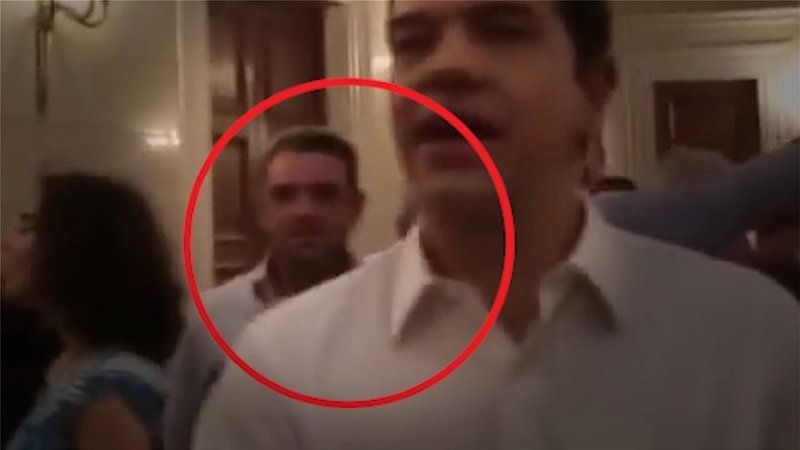 Στο Μέγαρο Μαξίμου ο Μανώλης Πετσίτης, λίγα βήματα πίσω από τον Αλέξη Τσίπρα την βραδιά του δημοψηφίσματος