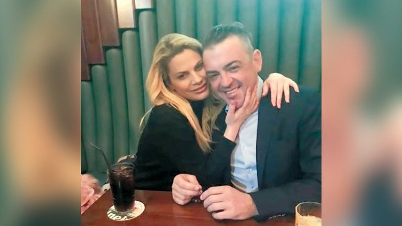 Παντρεύεται στην Πάρο ο «Μανώλης του Παππά» -Την τραγουδίστρια Βίκυ Καρνέζη | iefimerida.gr 0