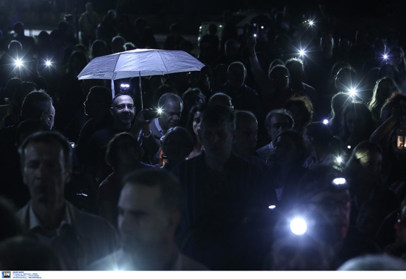 Πεδίον του Αρεως: Διαμαρτυρία με  φακούς και φαναράκια -Ενάντια στη γκετοποίηση της περιοχής[εικόνες] | iefimerida.gr 3