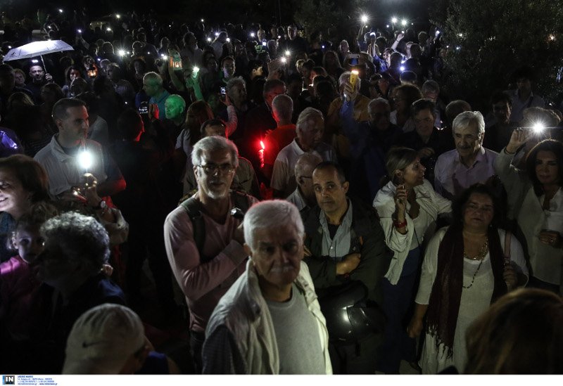 Πεδίον του Αρεως: Διαμαρτυρία με  φακούς και φαναράκια -Ενάντια στη γκετοποίηση της περιοχής[εικόνες] | iefimerida.gr 4